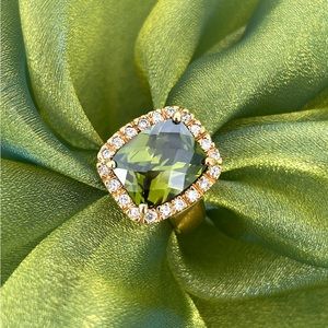 Emerald green faceted stone in crystal and gold setting, never worn, size 8